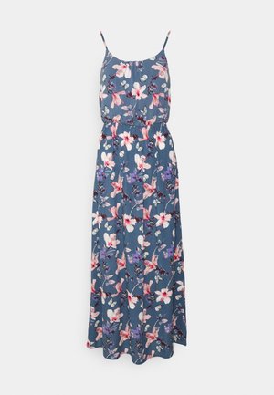 Robe maxi florale avec des bretelles spaghetti, fond bleu, ornée de fleurs roses et violettes avec des papillons, tissu léger, design fluide.