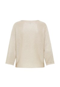 Pull beige en maille à manches longues, col bateau et coupe légèrement ample, vu de dos sur fond blanc.
