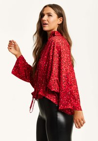 Liquorish HEART PRINT WITH LONG SLEEVES AND TIE WAIST - Button-down blouse - red