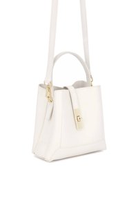 Λευκή δερμάτινη τσάντα χειρός με δομημένο σχήμα, χρυσές μεταλλικές λεπτομέρειες, κορυφαία λαβή και αφαιρούμενο ιμάντα ώμου. Διαθέτει ασφαλές κλείσιμο.