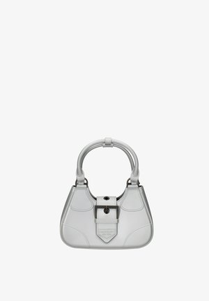 Witte leren handtas met afgeronde handvatten, voorste gespsluiting en subtiele stikdetails.