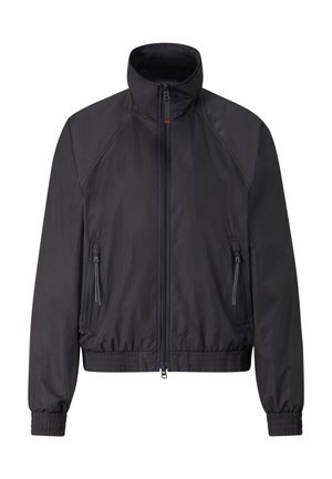Schwarze Reißverschlussjacke mit hohem Kragen, elastischen Bündchen und Bund sowie seitlichen Reißverschlusstaschen, von vorne auf weißem Hintergrund abgebildet.