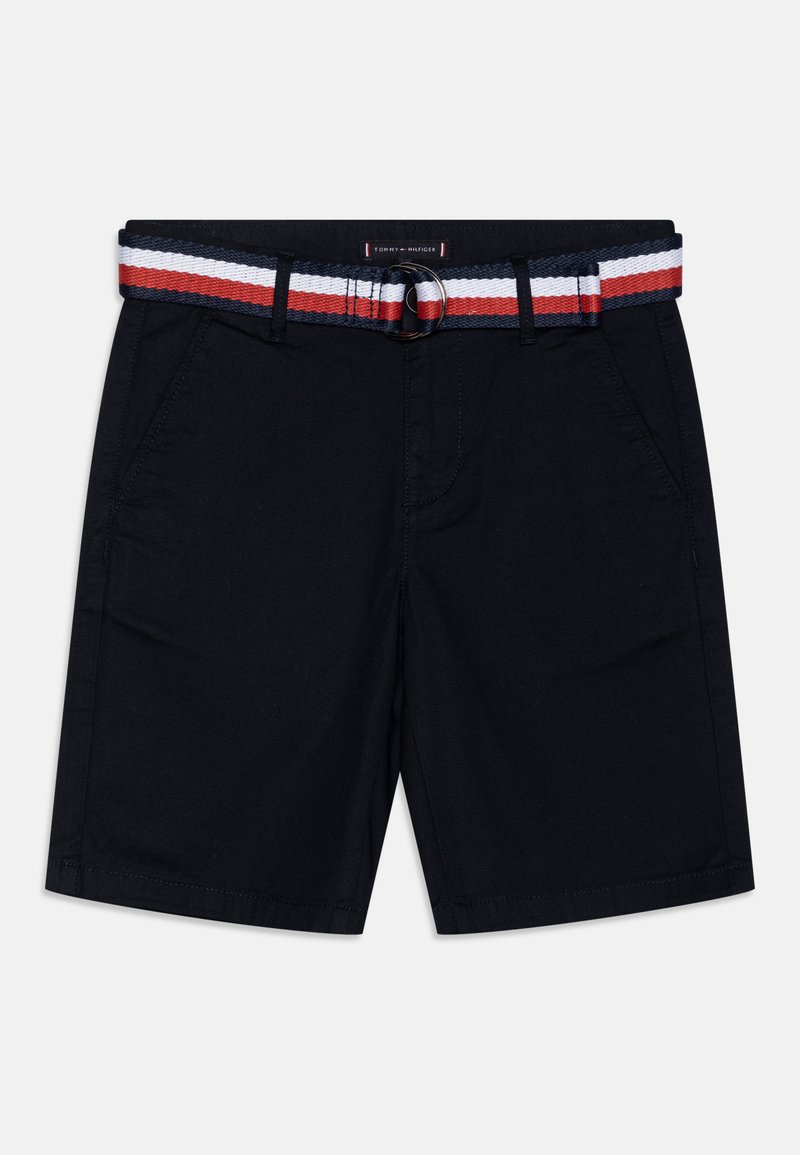 Pantaloni shorts neri con una cintura intrecciata a righe rosse, bianche e blu. Presenta tasche anteriori e un design frontale piatto.