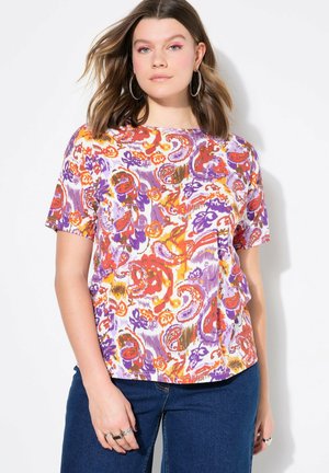 Camisa de manga corta en tejido ligero con un patrón paisley multicolor en tonos de púrpura, naranja y rojo. Diseño de cuello redondo.