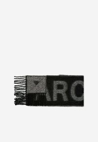 Écharpe noire et grise avec des bords à franges, arborant un motif comprenant les lettres "ARC" et des formes géométriques. Texture douce.