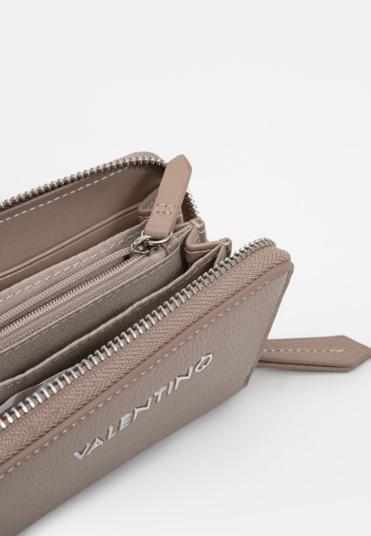 Cartera de cuero beige con un acabado texturizado, que cuenta con múltiples compartimentos, una sección con cremallera y un logo de la marca en blanco.