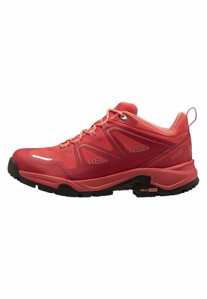Zapatilla deportiva roja con parte superior de malla y sintético, detalles texturizados, acentos reflectantes, suela acolchada y suela rugosa para agarre.