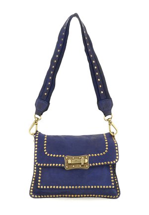 Borsa a tracolla in pelle blu con borchie dorate lungo i bordi, chiusura a patta e tracolla rimovibile. Presenta una piccola fibbia in metallo.
