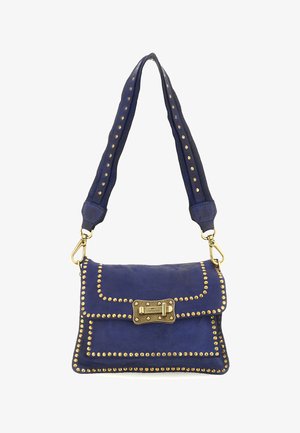 Borsa a tracolla in pelle blu con borchie dorate lungo i bordi, chiusura a patta e tracolla rimovibile. Presenta una piccola fibbia in metallo.