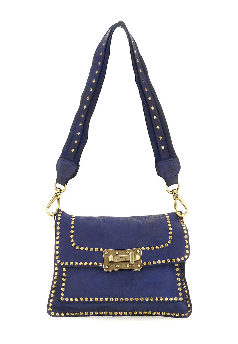 Borsa a tracolla in pelle blu con borchie dorate lungo i bordi, chiusura a patta e tracolla rimovibile. Presenta una piccola fibbia in metallo.