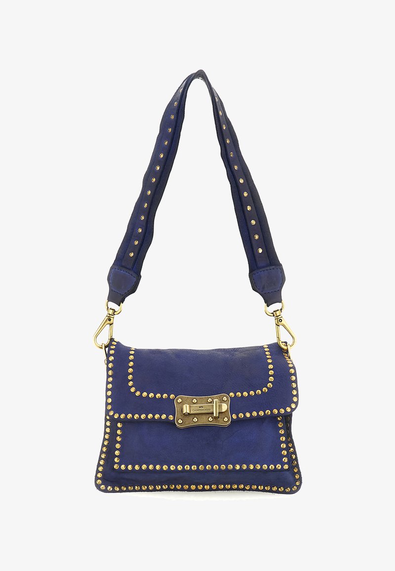 Borsa a tracolla in pelle blu con borchie dorate lungo i bordi, chiusura a patta e tracolla rimovibile. Presenta una piccola fibbia in metallo.