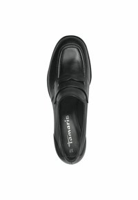 Svart lädersko med rund tå, moccasin-stil design, slät textur, subtila sömmar och en liten dekorativ detalj på framdelen.