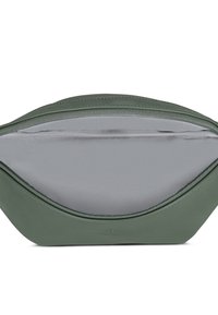 Pochette in pelle verde con forma arrotondata, chiusura con zip e rivestimento interno liscio. Dettaglio di cuciture evidenti lungo i bordi.