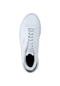 Sneaker bianco con tomaia in pelle liscia, punta rotonda, lacci piatti e soletta imbottita. Presenta un interno nero e un dettaglio di branding sottile.