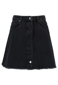 Svart denimkjol med åtsittande midja, knäppning fram, sidofickor och fransad fåll. Har en utfläkt form och klassisk design.