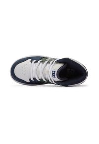 Zapatillas altas blancas y marinas con acentos verdes, cuero texturizado, lengüeta de malla y cordones blancos. Logo en el lado y costuras detalladas.
