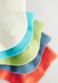 Bunte Crew-Socken gestapelt in Schichten: weiß, hellblau, grün, blau und orange. Struktur aus gestricktem Material mit unterschiedlich gefärbten Bündchen.