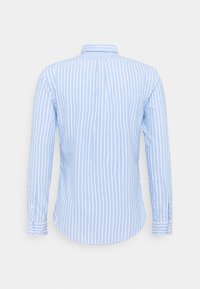 Jasnoniebieska koszula z długim rękawem, zapinana na guziki, z pionowymi białymi paskami, standardowym kołnierzem oraz zaokrąglonym dołem i guzikami przy mankietach.