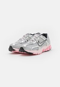 Nike Sportswear ZOOM VOMERO 5 NEWS - Športni copati - photon dust/metallic silver/pink foam/medium soft pink/wolf grey/black