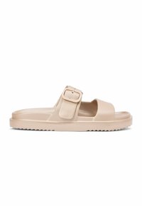 Sandalia beige sin cierre con dos tiras anchas, una de ellas con hebilla ajustable, y suela acanalada para mejor agarre.