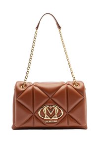 Bolso marrón acolchado de material suave, con una correa de cadena dorada, un logo dorado prominente en el frente y una forma rectangular.
