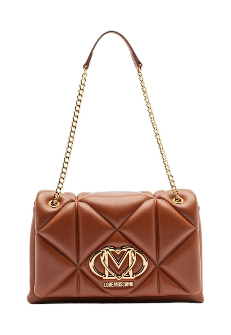 Bolso marrón acolchado de material suave, con una correa de cadena dorada, un logo dorado prominente en el frente y una forma rectangular.
