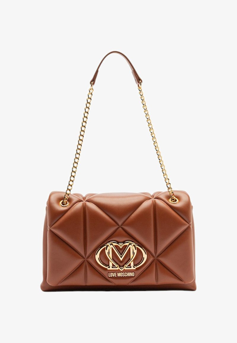 Bolso marrón acolchado de material suave, con una correa de cadena dorada, un logo dorado prominente en el frente y una forma rectangular.