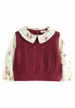 Bordowy dziergany bezrękawnik na białej, długorękawowej bluzce ze świątecznymi postaciami z kreskówek i falbanianym kołnierzem.