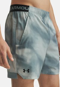 Under Armour VANISH WOVEN PRINTED - Pantalón corto de deporte - serpentine