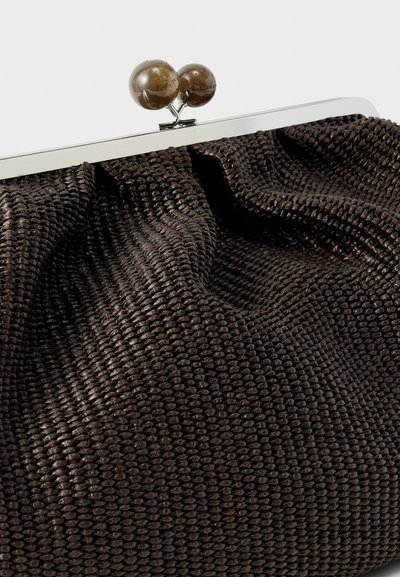 Gros plan sur un sac en tissu tissé texturé marron foncé avec un cadre en métal argenté et un fermoir rond brillant marron.