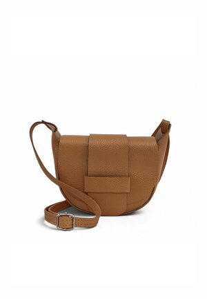 Petit sac bandoulière en cuir marron avec rabat avant et sangle réglable à boucle sur fond blanc.
