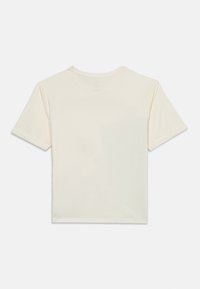 T-shirt en coton simple couleur blanc cassé, à manches courtes, posé à plat, côté avant tourné vers le bas, montrant l'encolure ronde et l'ourlet droit.