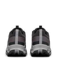 Herren Laufschuhe mit einem Obermaterial aus Mesh in Dunkelgrau mit hellgrauen Akzenten, einer robusten Sohle mit Traktionsmuster und einer Schlaufe am Absatz.
