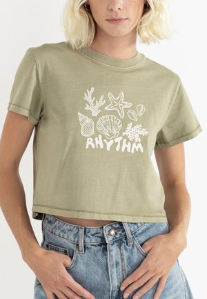 Camiseta cortada de color verde oliva con un gráfico marino en blanco, que incluye conchas y estrellas de mar. Tejido de algodón suave con escote redondo.