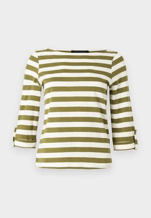 Ριγέ μπλούζα σε ελιά πράσινο και λευκό, με μανίκια τριών τετάρτων που έχουν ρυθμιζόμενα λάστιχα και λαιμόκοψη τύπου βαρκούλα. Λείο, απαλό ύφασμα.