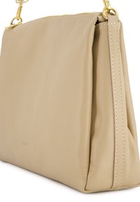 Beige Lederhandtasche mit glatter Textur, dreieckiger Form, goldfarbener Hardware und kontrastierendem Stick entlang der Kanten. Mit Reißverschluss.