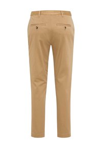 Pantalons taillés beige avec une taille plate, des poches avec des détails de boutons et une texture lisse. La ceinture présente une marquage discret.