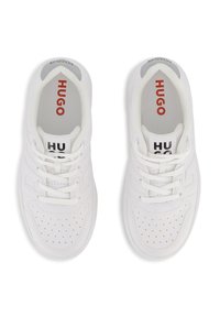 Λευκά αθλητικά παπούτσια με διάτρητες λεπτομέρειες, σχέδιο με κορδόνια και λογότυπο "HUGO" σε κόκκινο. Με λείο υλικό, επένδυση στον γιακά και γκρι λεπτομέρεια.