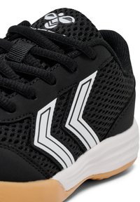 Schwarzer Sportschuh mit einem Mesh-Obermaterial, weißen Streifenakzenten und einer strukturierten Gummisohle mit einer Gumminssohle.