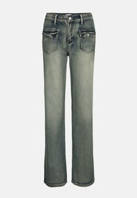 Lichtgewaste denim jeans met een recht gesneden ontwerp. Voorzien van vijf zakken, een knoopsluiting en een subtiele vervaging over de hele broek.