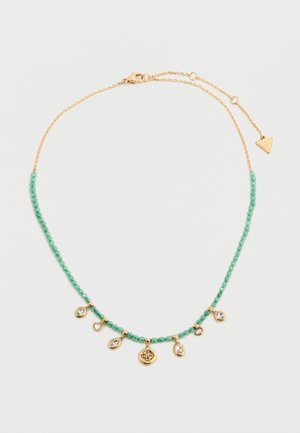 Collana a catena d'oro con piccole perle verdi e sette ciondoli in oro e cristallo chiaro disposti uniformemente sulla parte anteriore.