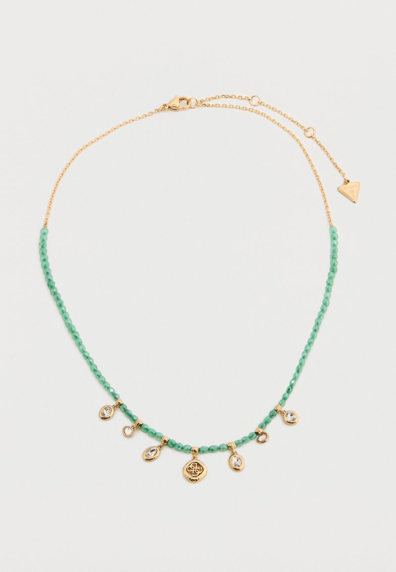 Κολιέ αλυσίδα από χρυσό με μικρές πράσινες χάντρες και επτά χρυσά και διαφανή κρυσταλλικά φυλαχτά, τοποθετημένα ομοιόμορφα κατά μήκος του μπροστινού μέρους.