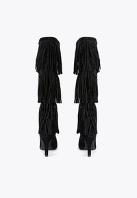 Czarne zamszowe botki sięgające do ud, z warstwami frędzli, ozdobione metalowymi detalami; szpilkowe obcasy; gładka tekstura; minimalistyczny design.