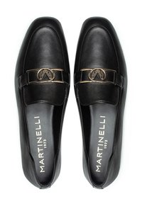 Mocasines de cuero negro con punta cuadrada, detalles de herrajes dorados, acento de logotipo prominente y textura suave. Diseño sofisticado y pulido.