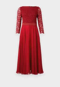 Robe rouge avec un corsage en dentelle à manches longues, une jupe lisse et une taille cintrée. Le tissu est léger et fluide.