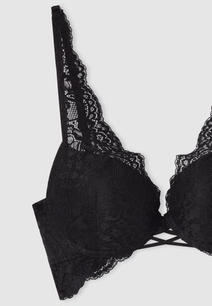 Sguardo in pizzo nero con coppe imbottite, raffinato bordo in pizzo, spalline regolabili e design incrociato sul retro per un tocco di dettaglio in più.