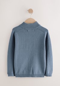 Lyseblå strikket trøje med høj krave, ribbede manchetter og kant, med glat tekstur og enkelt, klassisk design.