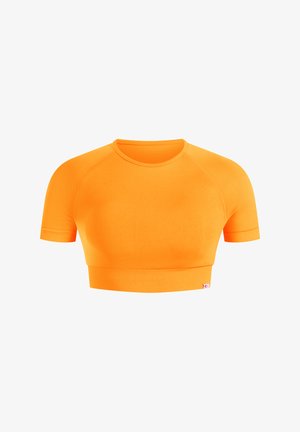 Zkrácený sportovní top v jasně oranžové barvě, s krátkým rukávem a žebrovaným lemem. Hladká textura s přiléhavým designem.