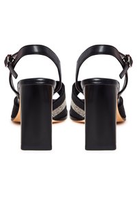 Černé sandály na podpatku mají texturovaný textilní svršek, lesklý blokový podpatek a nastavitelné sponové zapínání, což podtrhuje jejich elegantní design.