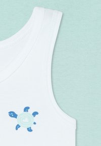 Weißes Baumwoll-Tanktop mit einem blauen und hellblauen Schildkrötenmotiv auf der Vorderseite, mit kontrastierendem geripptem Halsausschnitt und Armausschnitten.